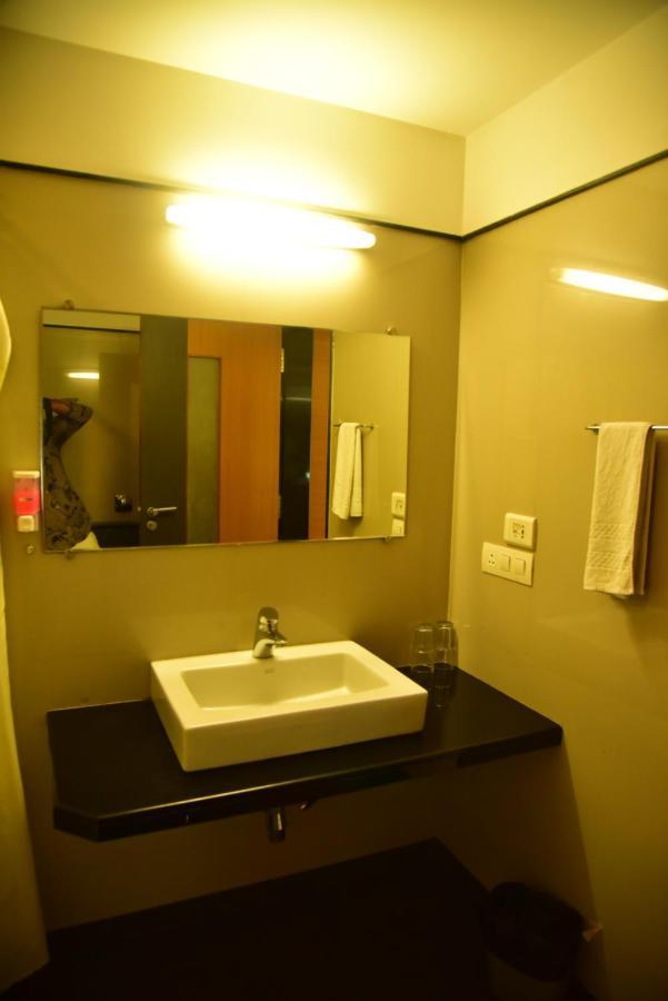 Hi 5 Hotel & Experience Nashik Esterno foto
