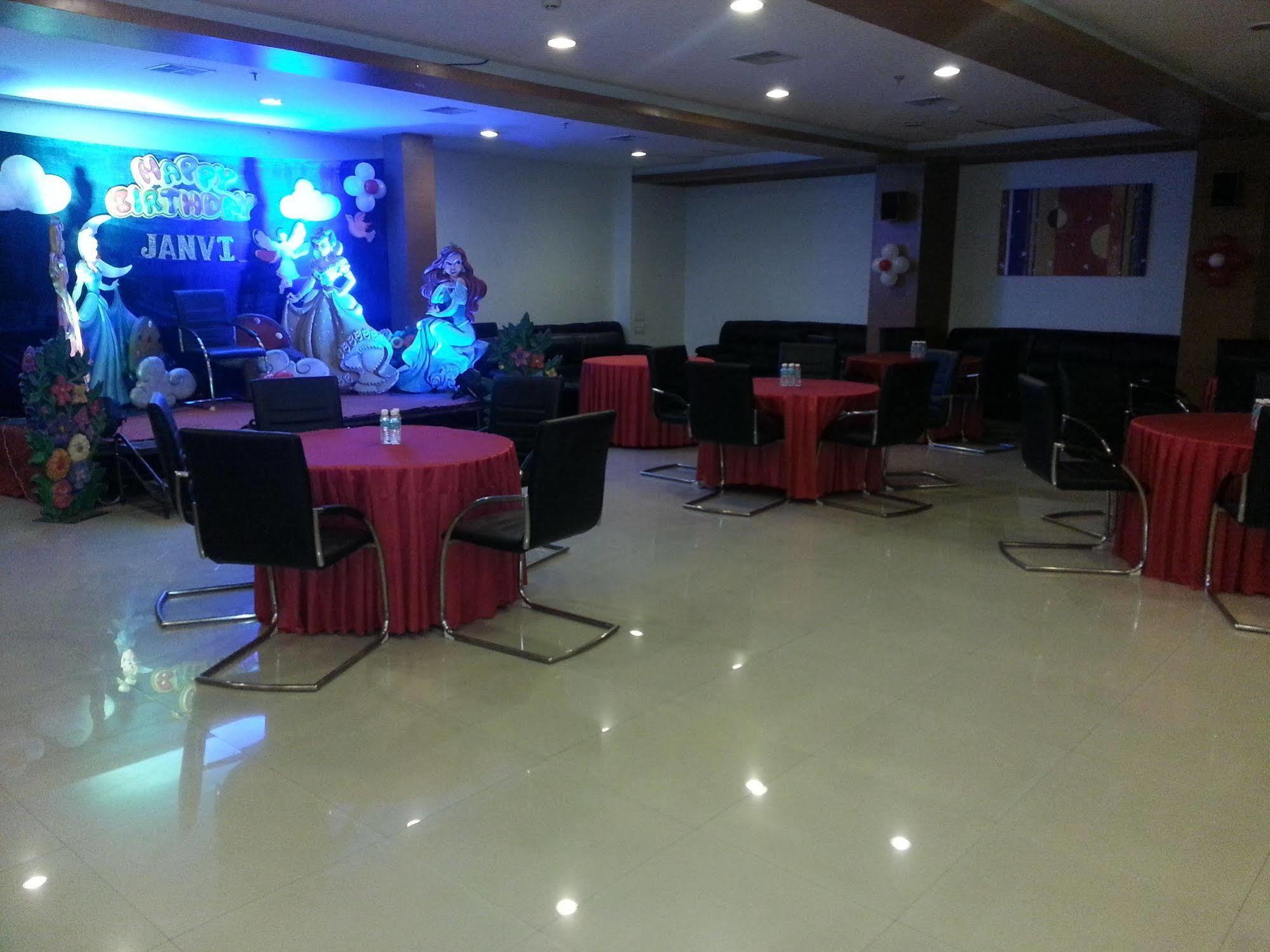 Hi 5 Hotel & Experience Nashik Esterno foto